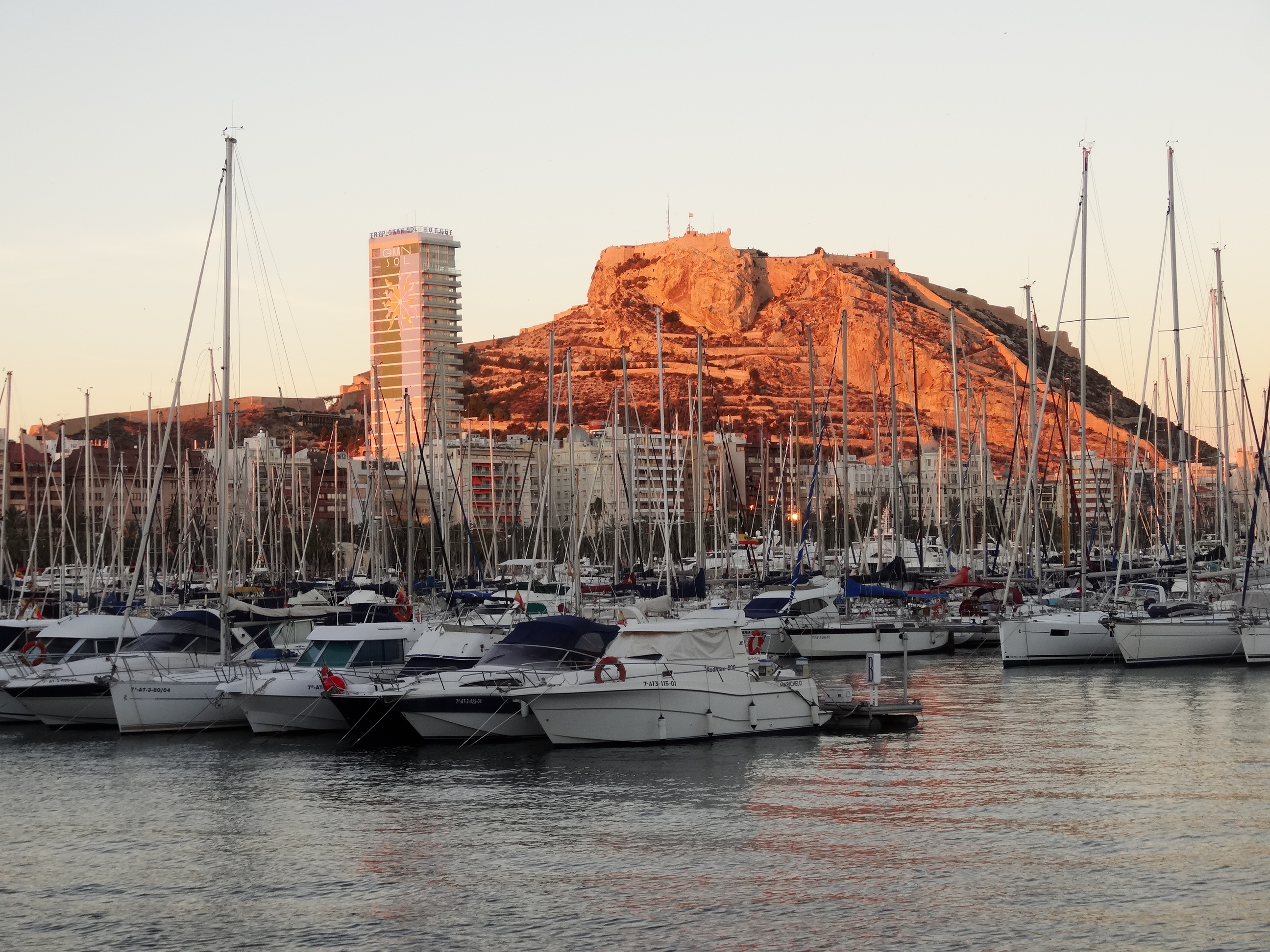 Alicante desde el puerto, vista del puerto y el castillo